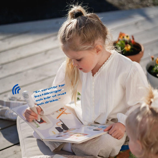 Barn använder Readioo läspenna i boken Alla möjliga yrken och lyssnar på en sida om yrken.