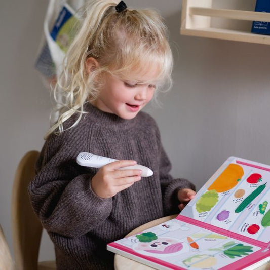 Barn som använder Readioo läspenna till boken Mina första 100 ord: Mat