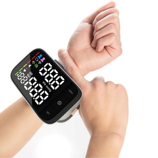 Person som sätter fast blodtrycksmätare runt handleden.