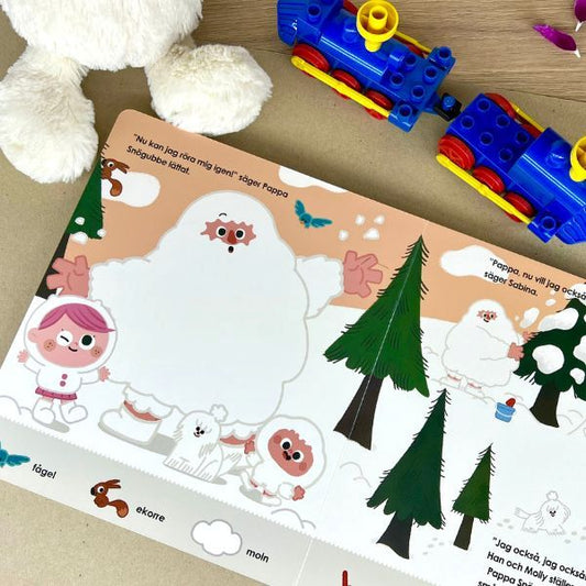Uppslag ur boken En vinterdag där barnen leker i snön med Pappa Snögubbe, omgiven av träd och djur.