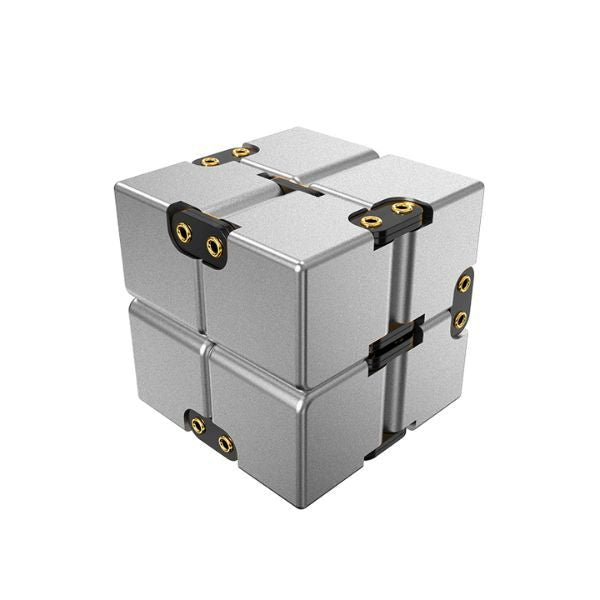 Infinity Cube i silverfärgad aluminium med silver gångjärn.