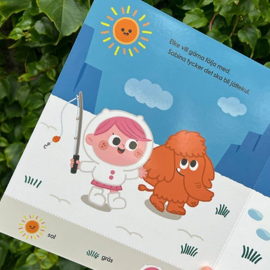 Uppslag ur boken Fisketuren från Readioo där Sabina och mammuten Elke fiskar i snön under solen.