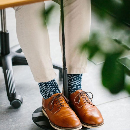 Fotgunga för vuxna i användning vid skrivbord, SWNX Office aktiverar fötterna för ökad fokus och minskad rastlöshet.