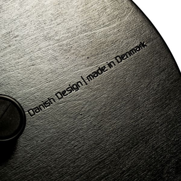 Detaljbild av fotgungan SWNX Office med texten Danish Design, ergonomiskt hjälpmedel tillverkat i Danmark.