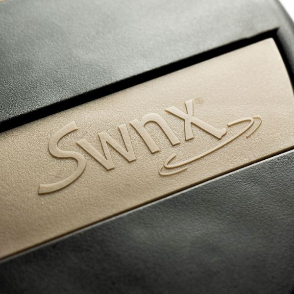 Närbild på SWNX-logotypen i fotplattans gummikant