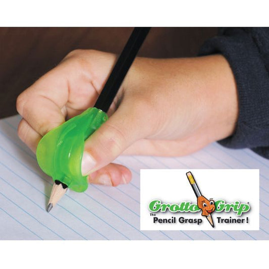 Barnhand som skriver med grönt Grotto Grip penngrepp för träning av finmotorik