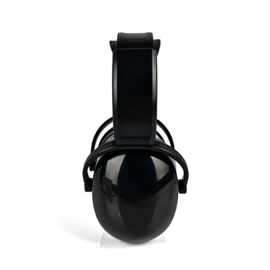 Svart hörselkåpa sedd från sidan, robust och bekväm design.