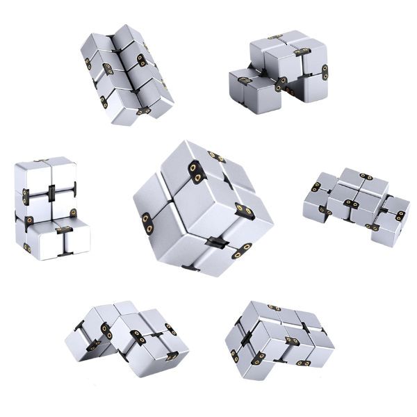 Infinity Cube i silver visas i flera positioner, fidgetleksak i aluminium.