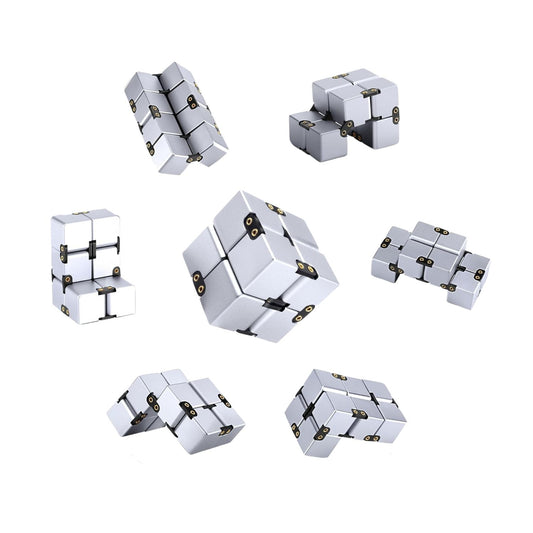Infinity Cube i silver visas i flera positioner, fidgetleksak i aluminium.