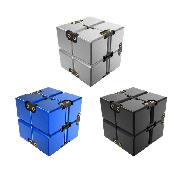 Infinity Cube i tre färger: blå, svart och silver och gjord av aluminium.