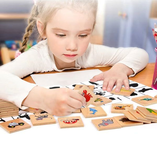 Barn som matchar träbrickor med rätt skuggor i pedagogiskt spel