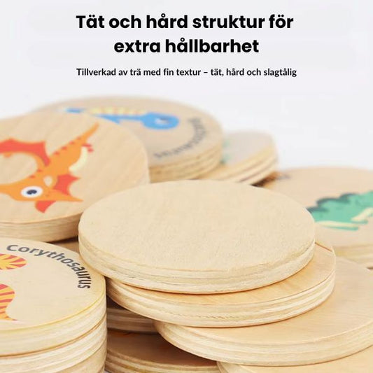 Närbild på träbrickor i memoryspelet som visar deras hållbara och täta trästruktur.