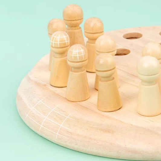 Närbild på träpjäser uppställda i hål på brädan – fokus på naturligt material och detaljfinish.