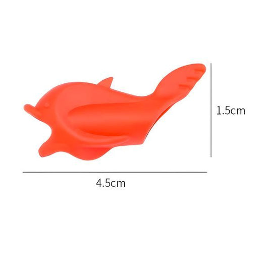 Närbild och mått på röd delfinformad penngrepp i profil