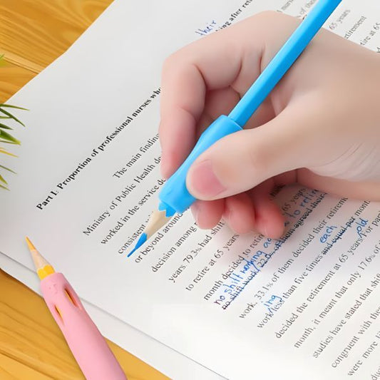 Hand som skriver med blå penna utrustad med långt penngrepp för ökat grepp och minskad trötthet