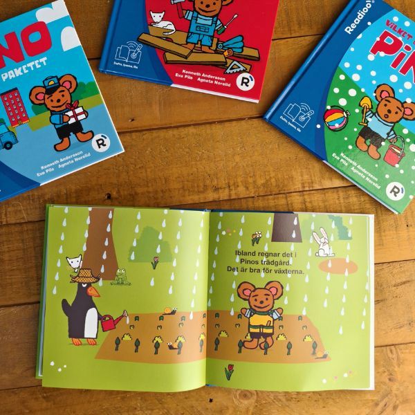 Uppslag ur Pino planterar i sin trädgård, interaktiv Readioo-bok med illustrationer av plantering och växande.