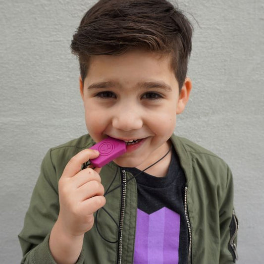 Pojke tuggar på lila tugghalsband Super Star