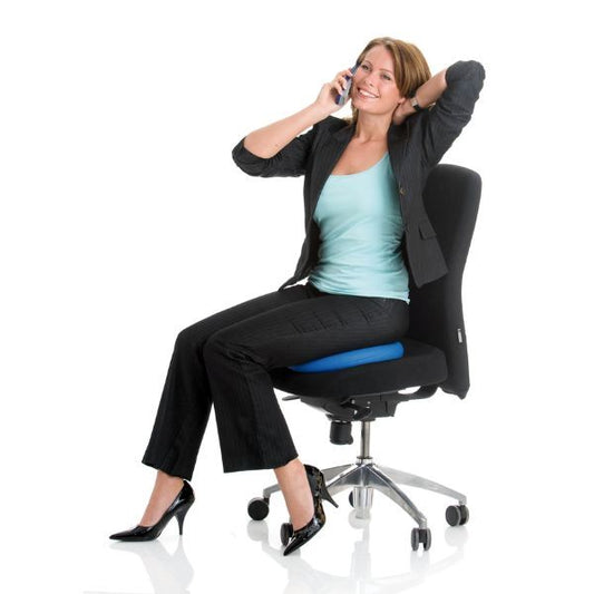 Person använder blå sittkudde Happyback XL på kontorsstol.