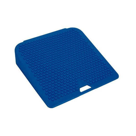 Blå sittkudde i kilformat för barn, ergonomiskt hjälpmedel för aktivt sittande och fokus