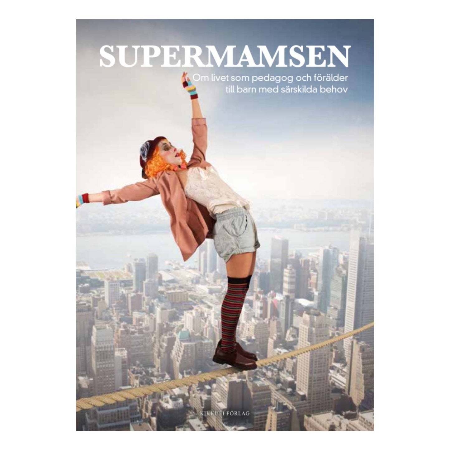 Bokomslag till Supermamsen, kvinna klädd som clown balanserar på lina