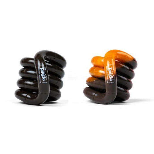 Tangle Jr i svart som ändras till orange när den hålls i handen