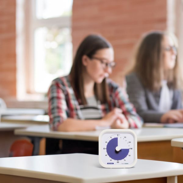 Time Timer MOD 120 min placerad på skolbänk som visuellt hjälpmedel för tidsplanering och koncentration