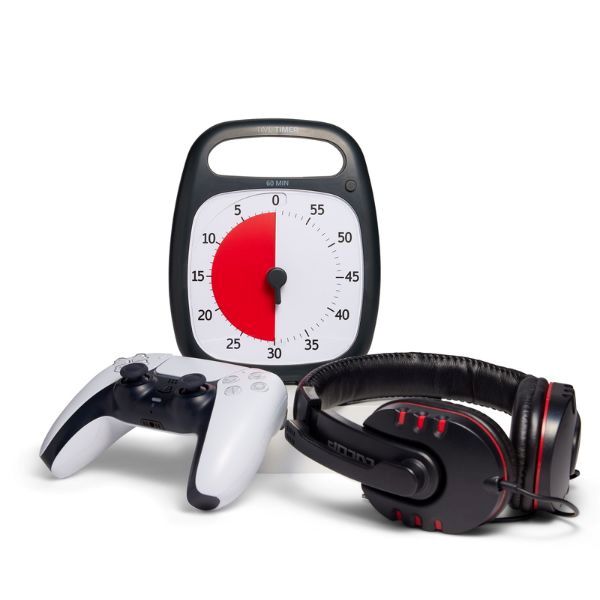 Time Timer Plus svart tillsammans med gamingkontroll och headset.
