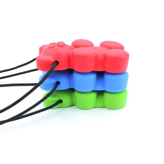 Tre tugghalsband Gummibjörn staplade på varandra i olika färger.