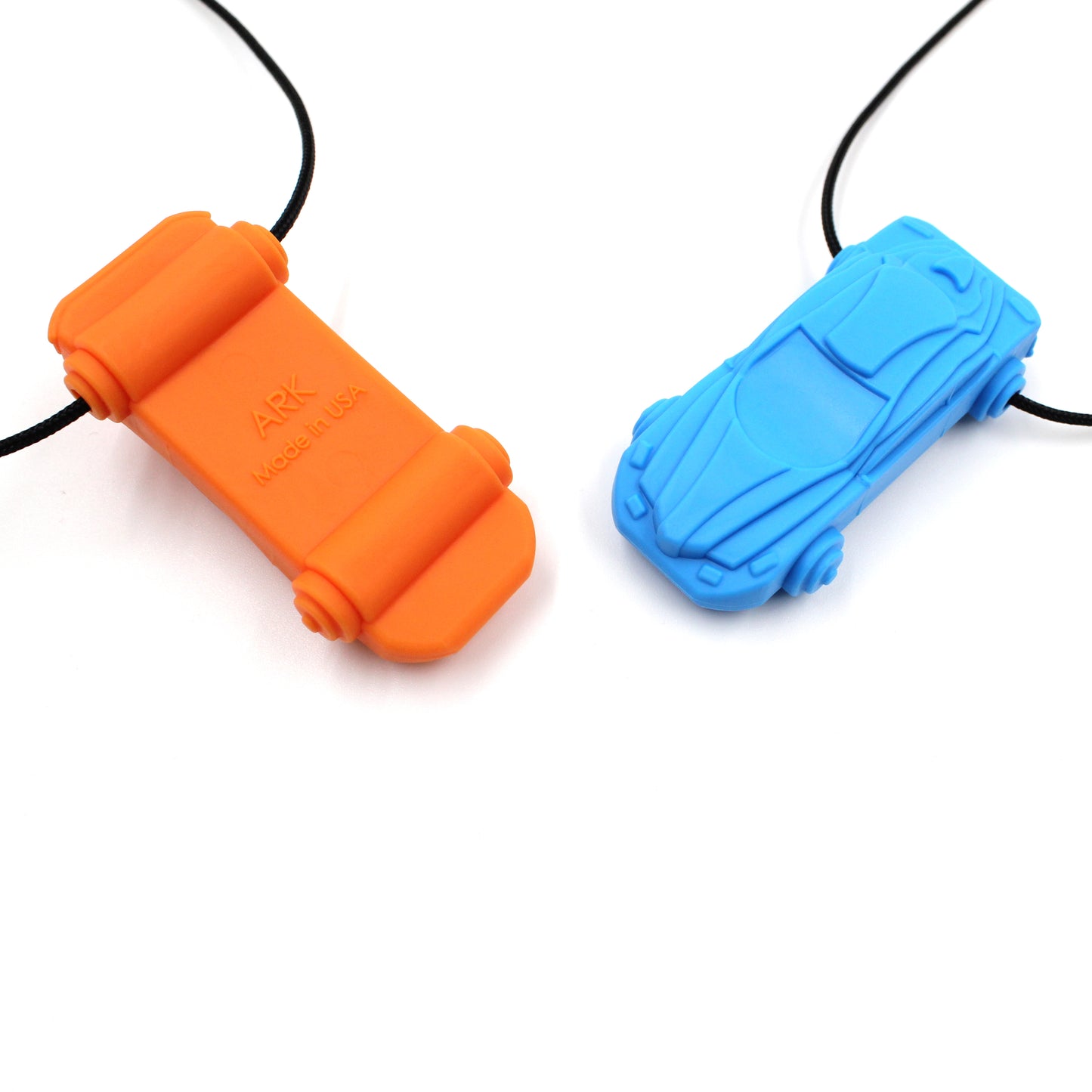 Orange och blå Racecar-halsband i närbild, fram- och baksida.