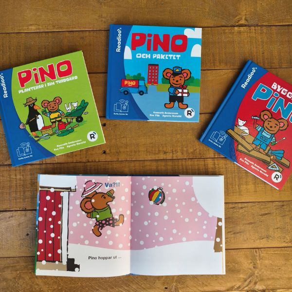 Vilket busigt väder Pino tillsammans med andra Pino-böcker och uppslag som visar snöigt väder.