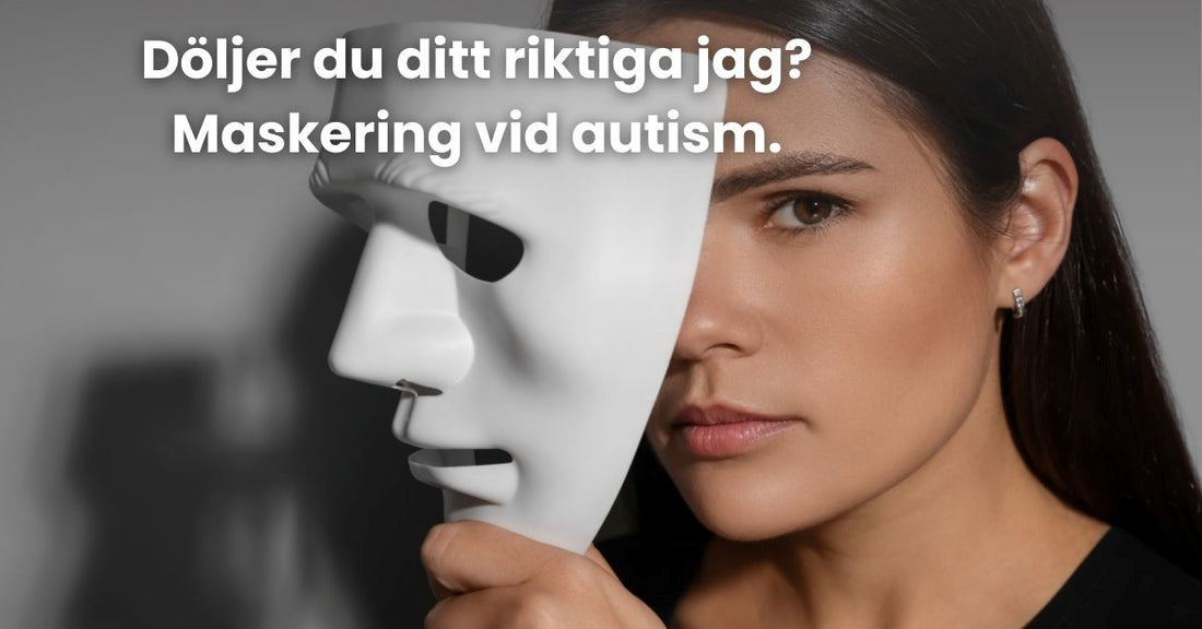 Kvinna håller en vit mask framför ansiktet, symboliserar maskering vid autism.