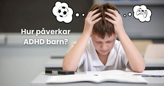 Pojke med händerna på huvudet vid skolbänk, distraherad av tankar på fotboll och spel – illustrerar ADHD hos barn.