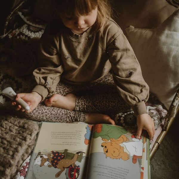 Barn använder Readioo läspenna när de läser boken Bamse och Hoppa-Tossa