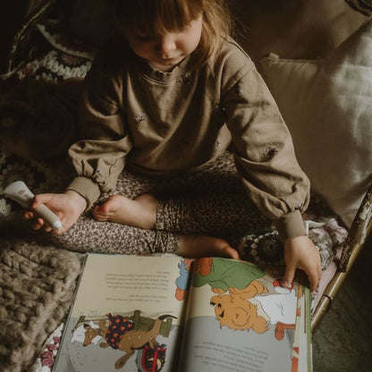 Barn använder Readioo läspenna när de läser boken Bamse och Hoppa-Tossa