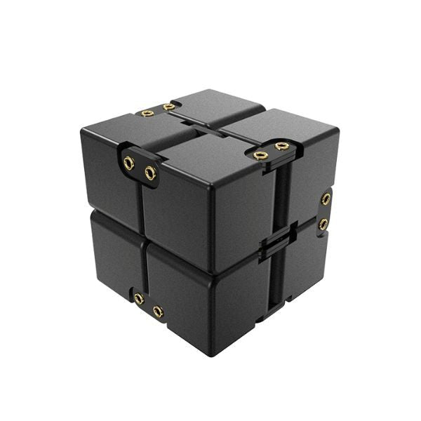 Infinity Cube i silverfärgad aluminium med svarta gångjärn.
