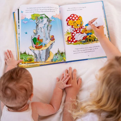 Två barn upplever boken Bamse och Hoppa-Tossa interaktivt med Readioo läspenna