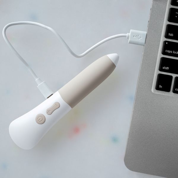 Readioo läspenna som laddas via USB-C-kabel kopplad till en dator.