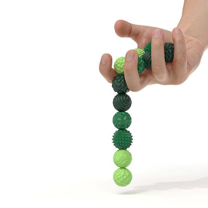Magnetiska gröna fidgetbollar som hålls ihop i rad – sensoriskt verktyg för fokus, balans och motorisk träning