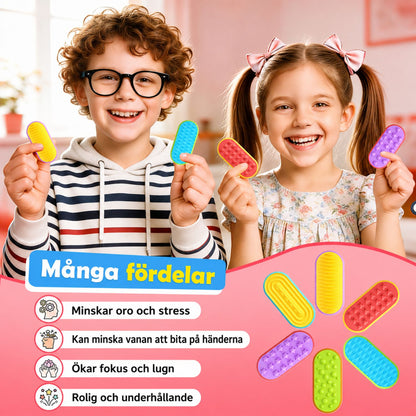 Två barn håller upp magnetiska fidgetplattor i silikon med olika strukturer och färger.