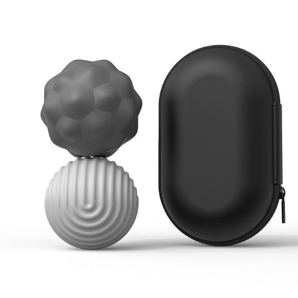 Grå fidgetbollar med strukturerad yta tillsammans med svart, ovalt fodral.