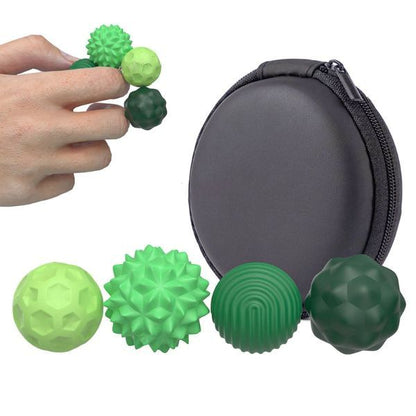 Hand håller gröna sensoriska magnetkulor med varierade texturer. 