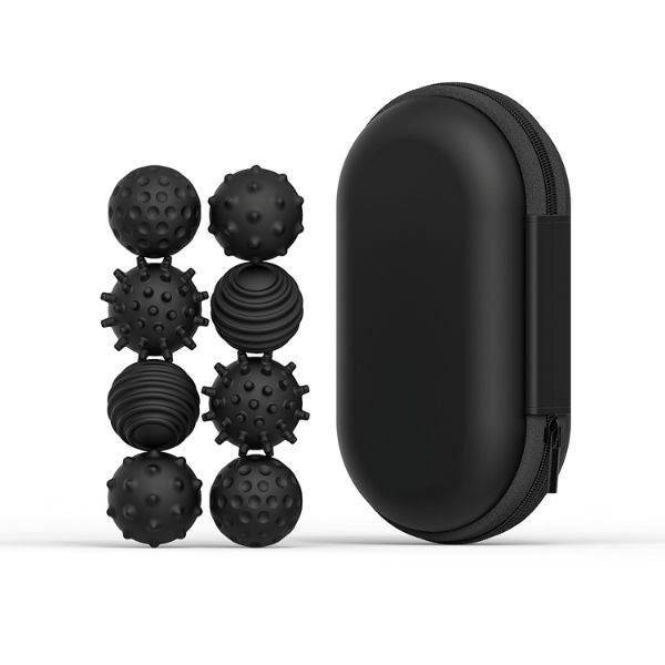 Svarta sensoriska magnetbollar med olika texturer och fodral. 
