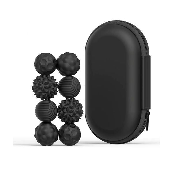 Svarta sensoriska magnetbollar med olika texturer och fodral. 