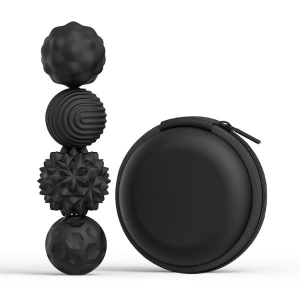 Svarta fidgetbollar staplade intill ett runt svart förvaringsfodral.