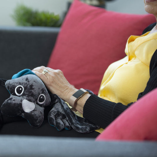 Manimo Tyngdhund 2 kg i knät, tyngddjur för lugn, kroppskänsla och sensorisk återhämtning.