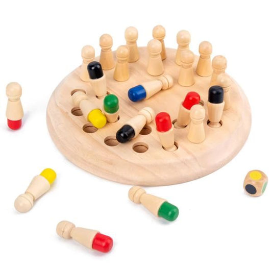 Färgade träpjäser utspridda runt brädan under pågående spel – visuellt stöd för regler och spelidé.