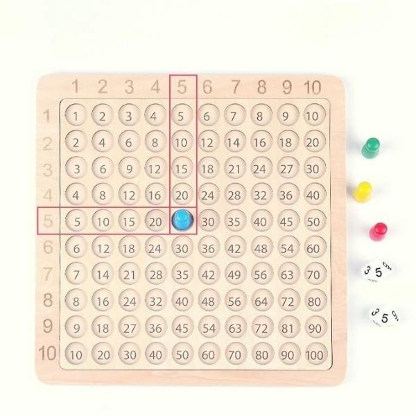 Multiplikationsbräda i trä med tydlig 10x10 tabell och numrerade hål