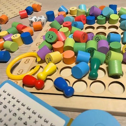 Närbild på färgade träcylindrar och spelbräda i pedagogiskt multiplikationsspel