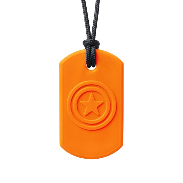 Orange tugghalsband med stjärnformad detalj, fäst i svart halsbandssnöre