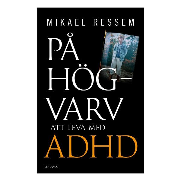 Omslaget till boken På högvarv: Att leva med ADHD av Mikael Ressem, med illustrerad scen som skildrar vardagen för en vuxen med ADHD.